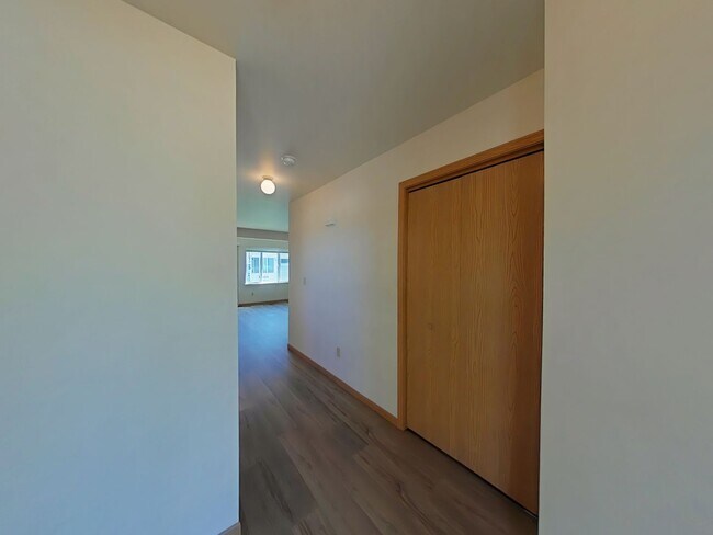 Foto del edificio - Townhouse-style End unit 3BD, 1.5 BA with attached garage