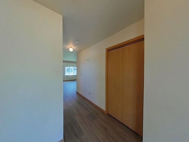 Building Photo - Townhouse-style End unit 3BD, 1.5 BA with attached garage
