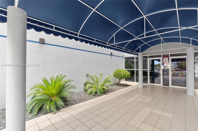 Foto del edificio - 8201 NW 8th St