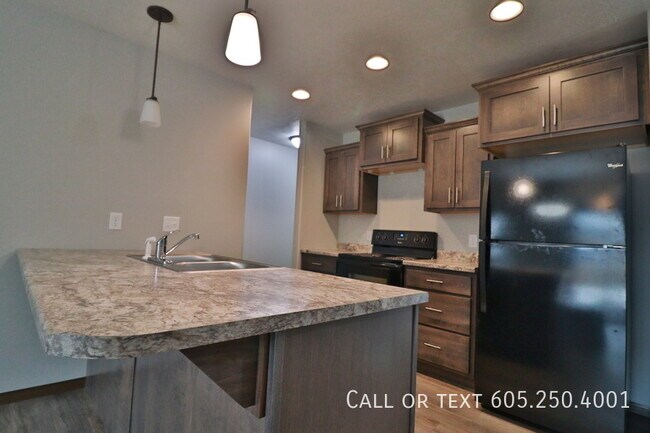 Foto del edificio - Lots of space and a beautiful porch will m...