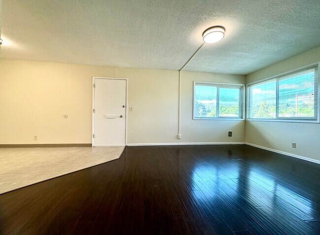 Building Photo - Updated Top Floor Two Bedroom Iin Montavilla w/ Off Street Parking~ 90 Walk Score~ 99 Bike Score~...