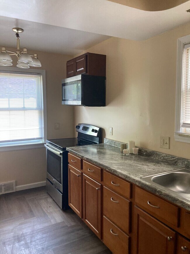 Building Photo - 4 Bedroom South Euclid House for Rent