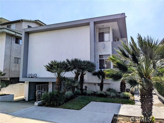 Foto principal - 11942 Darlington Ave
