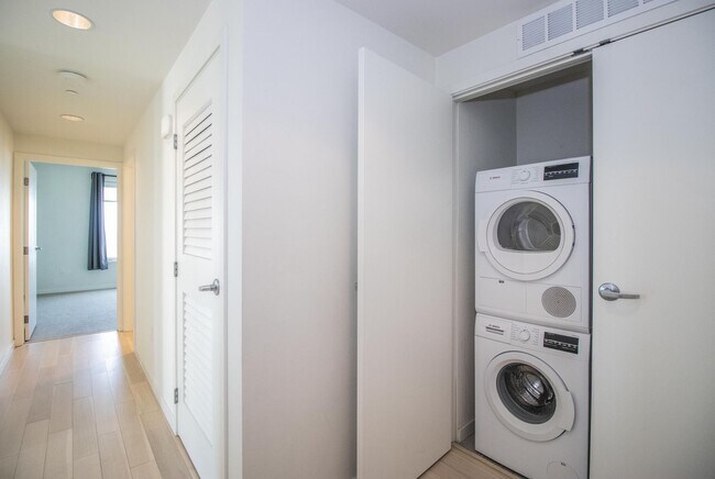 Foto del edificio - Luxurious 2BD/2BTH w/ Parking and Amazing ...