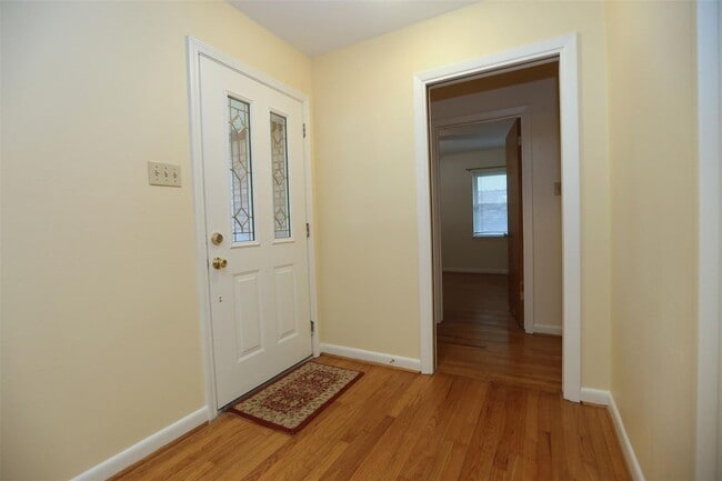 Building Photo - Wonderful mid century one story home, rece...