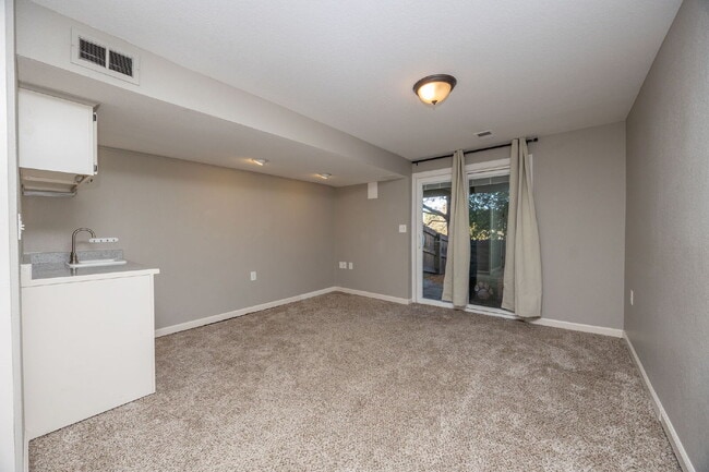 "Discover Comfort and Style: Spacious 2-Be... - "Discover Comfort and Style: Spacious 2-Be... Apartment