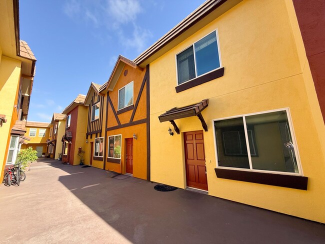 Building Photo - Albany Condo Features 2 Beds and 1.5 baths...