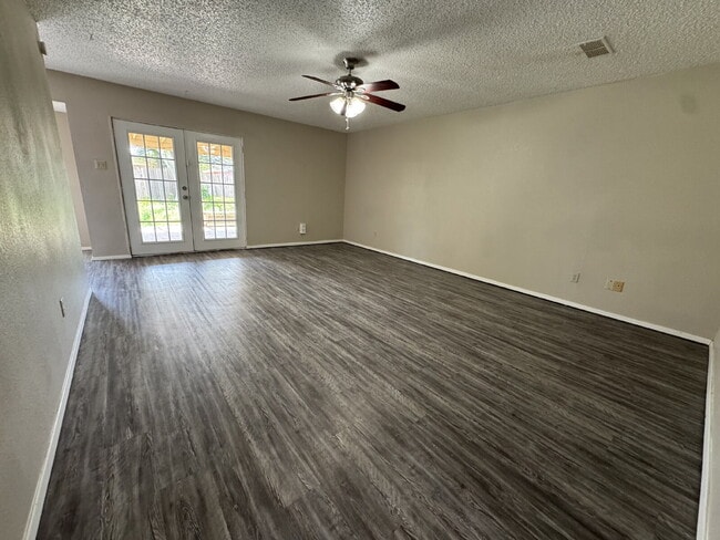 Building Photo - Charming 3-Bed, 2-Bath Home with 1,272 Sq ...