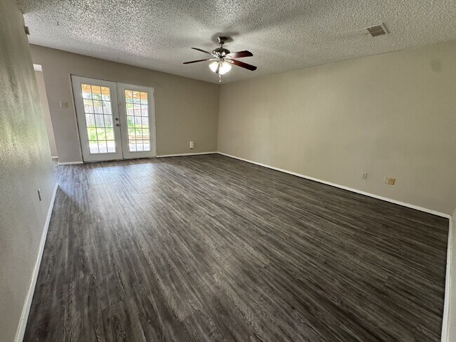 Foto del edificio - Charming 3-Bed, 2-Bath Home with 1,272 Sq ...