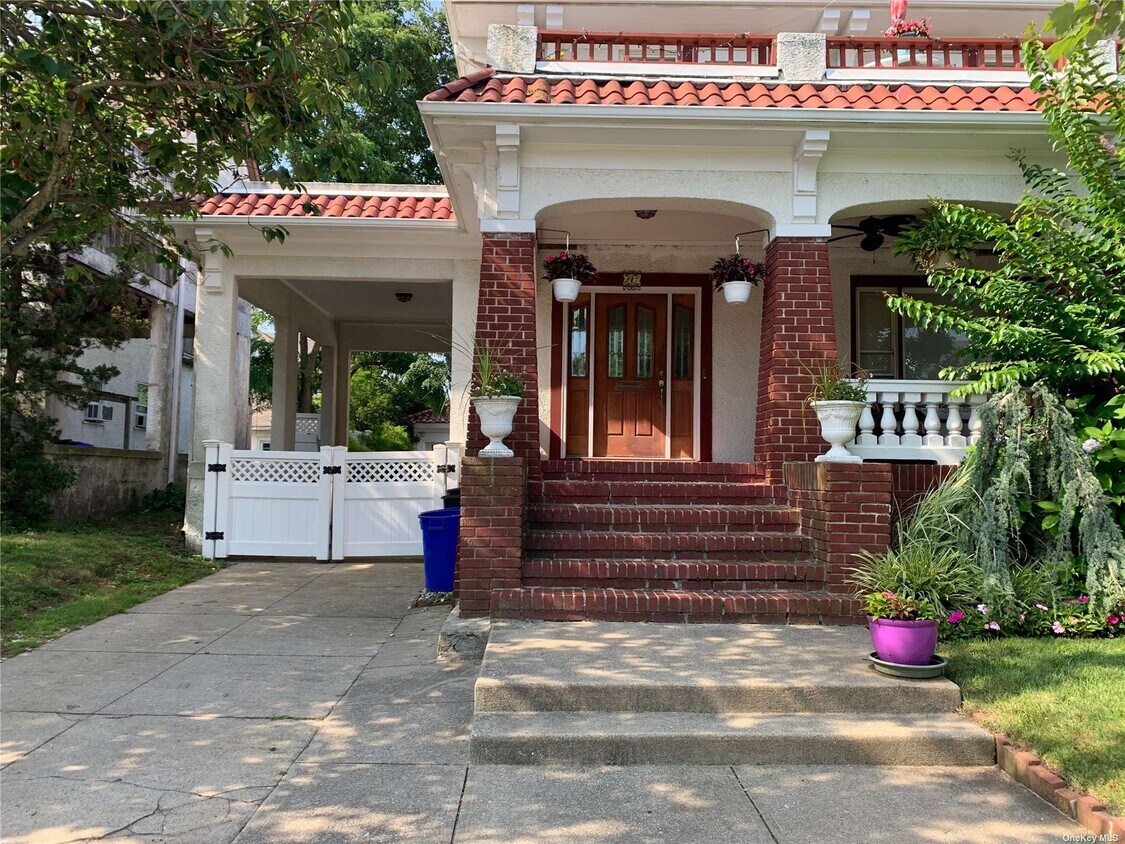 27 W Olive St, Long Beach, NY 11561 Room for Rent in Long Beach, NY