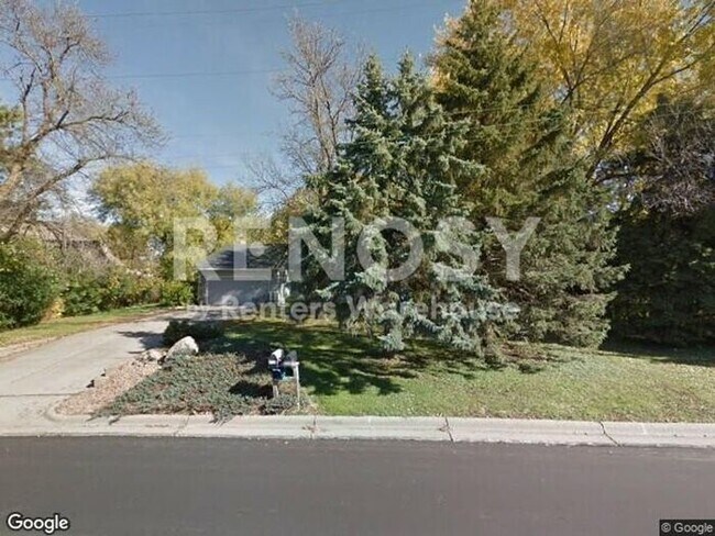 Foto del edificio - Spacious Expansive Wooded Lot in Shoreview