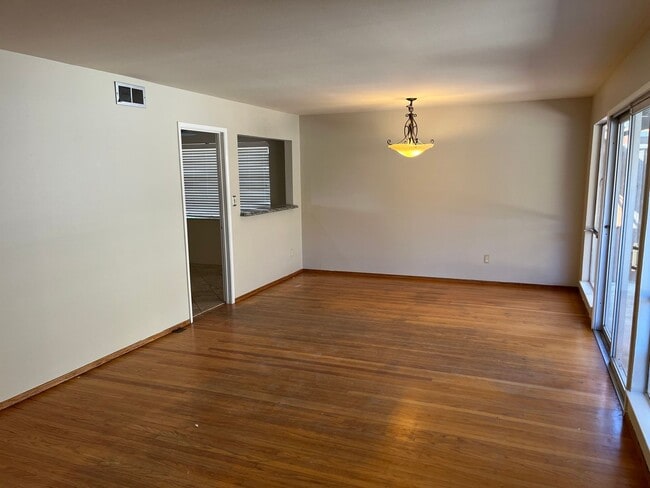 Foto del edificio - 4 Bedroom Ranch Style Home in Quiet El Sobrante Neighborhood