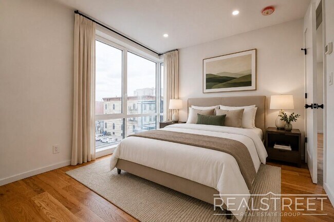 Foto del edificio - Light-Filled Corner 1BR with Private Outdoor Space & In-Unit Washer/Dryer