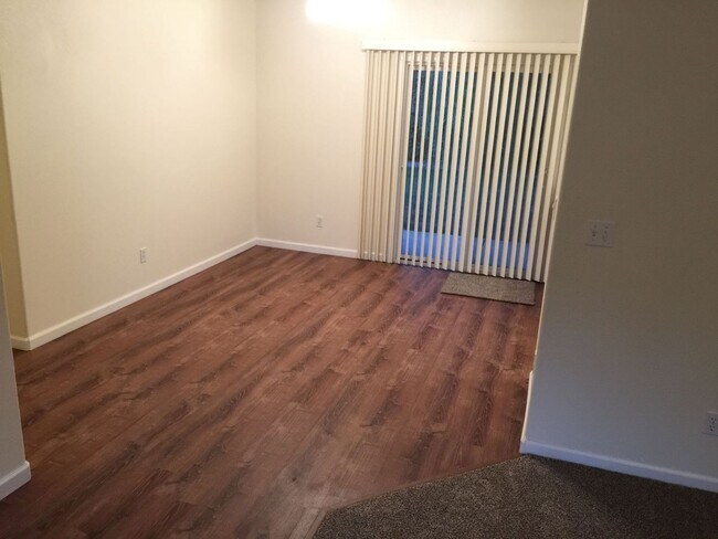 Foto del edificio - 1543 Lakeside Dr