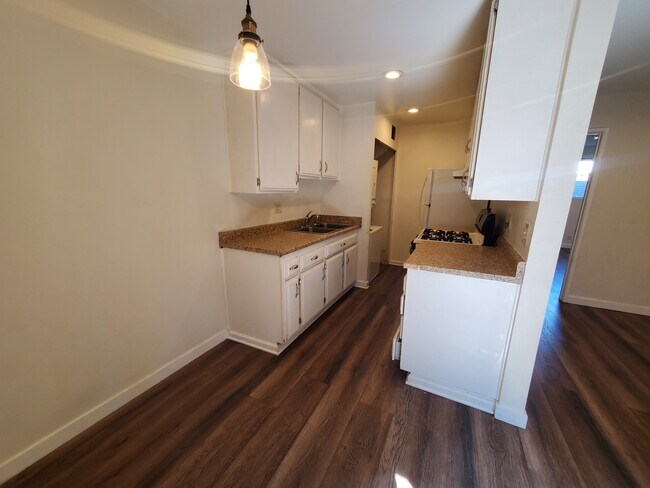 Kitchen - 8641 Glenoaks Blvd