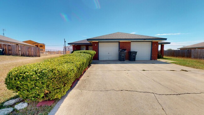 Foto del edificio - 2 WEEKS FREE! ALL TILE 3 BEDROOM, 2 BATH, ...