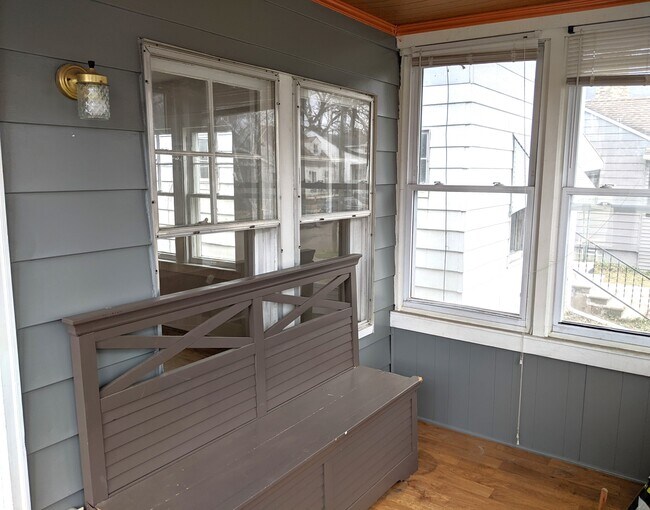 Cuarto de servicio / Porche cubierto - 530 E Maplehurst St