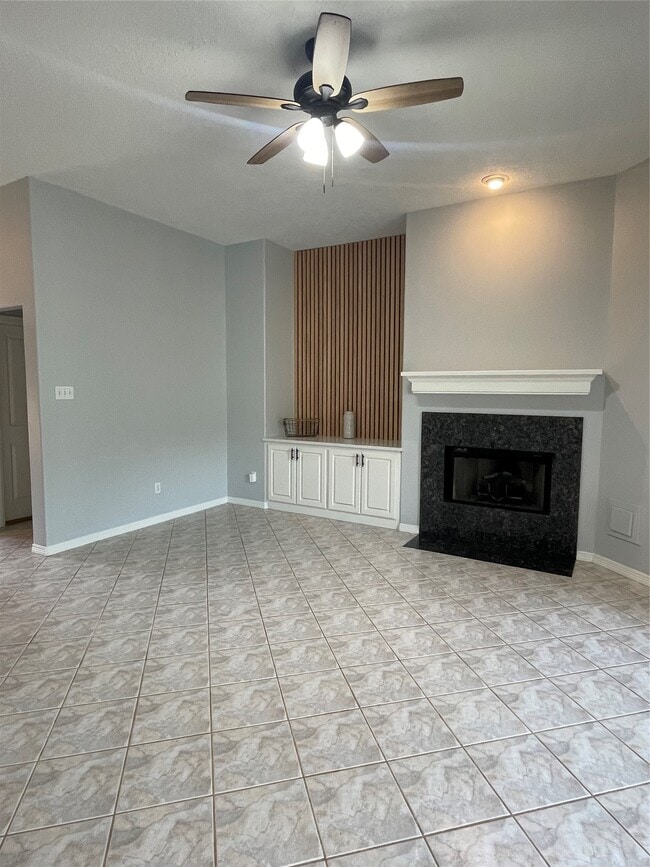 Building Photo - 10523 Torrey Pines Dr