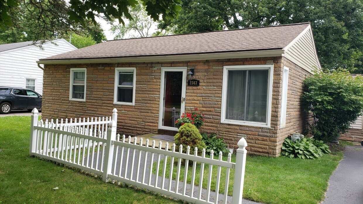 Primary Photo - 2347 Pauline Dr