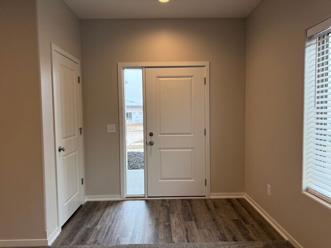 Foto del edificio - Walkout ranch townhome with 2 stall garage...