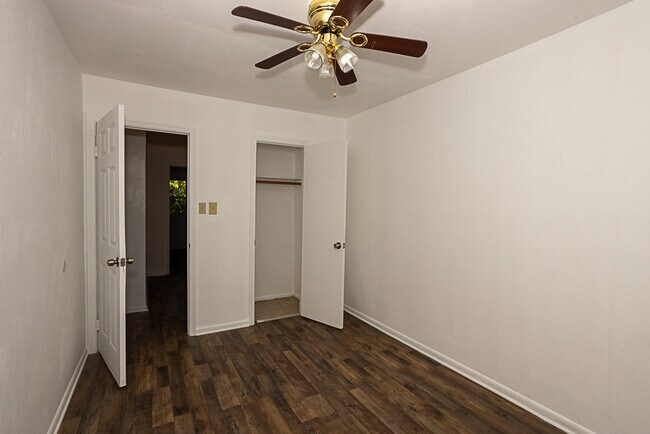 Foto del edificio - 3355 Lakecrest Rd