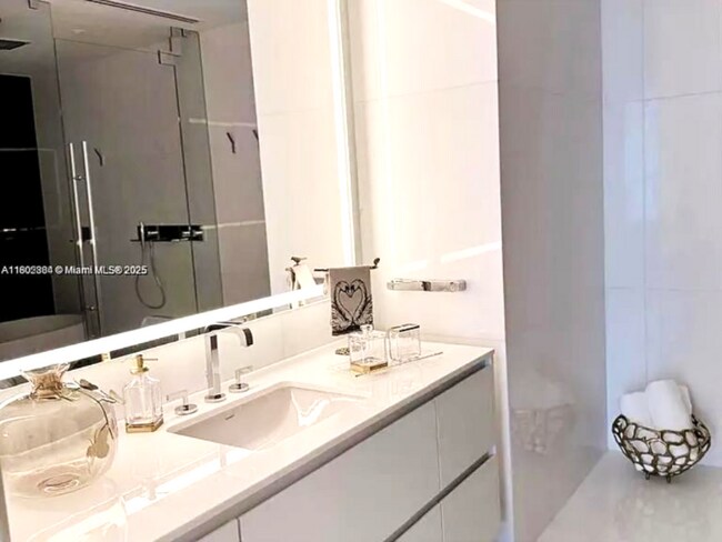 Foto del edificio - 300 Biscayne Boulevard Way