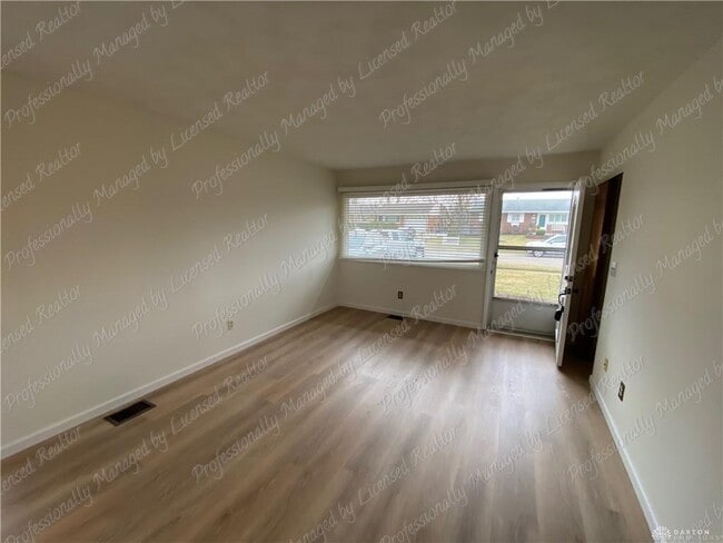 Foto del edificio - 563 Buttercup Ave