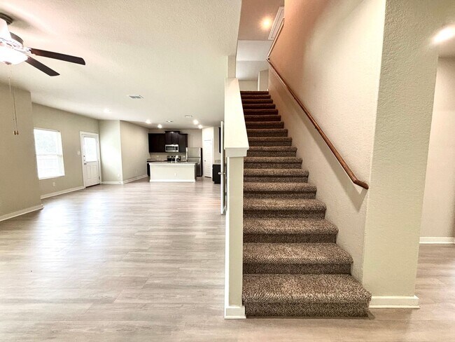 Foto del edificio - Roomy 4 Bedroom Home with 3 Full Baths!