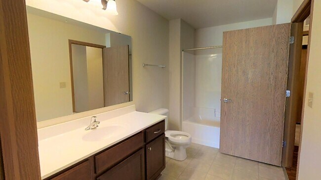 Foto del edificio - Condo Style Lower 1 Bedroom 1 Bathroom Apartment Available