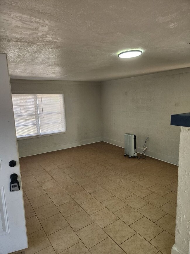 Building Photo - 2 Bed / 1 Bath Home for Rent – $850 (Utili...
