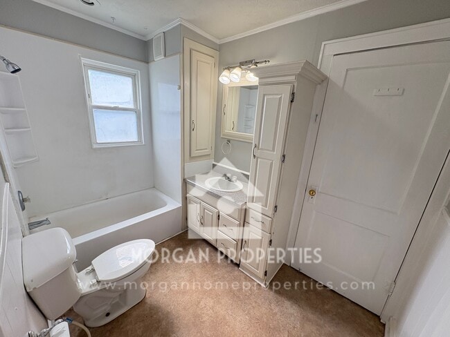 Building Photo - 220 W 38th St