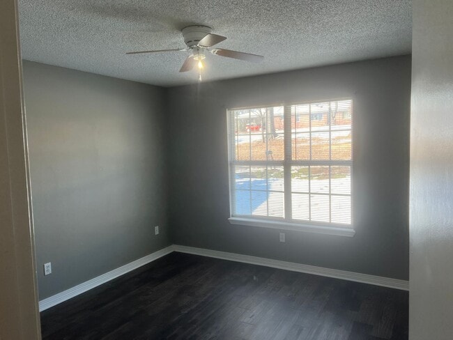 Building Photo - 2 Bed 1 Bath Duplex