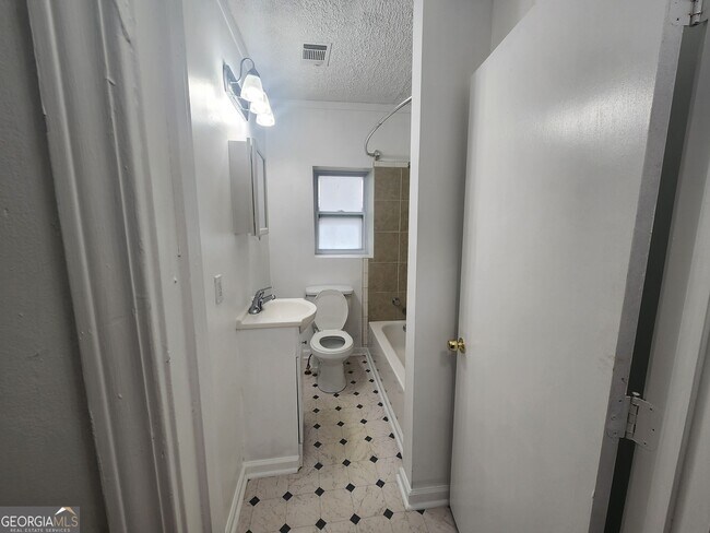 Foto del edificio - 3252 West St