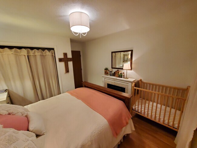 Dormitorio 1 (11'2” x 10'10”) - 822 Banker Rd