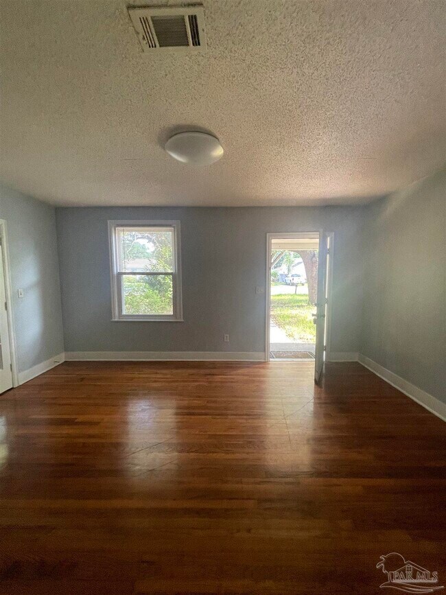 Building Photo - 1409 Poppy Ave