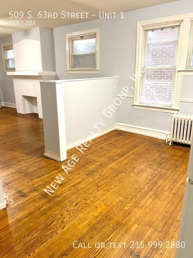 Foto del edificio - Three bedroom bi-level apartment on the fi...
