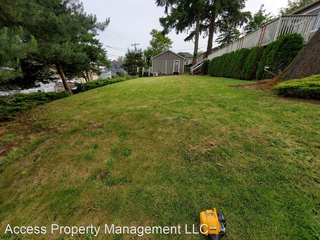 Building Photo - 4682 Riverview Ave