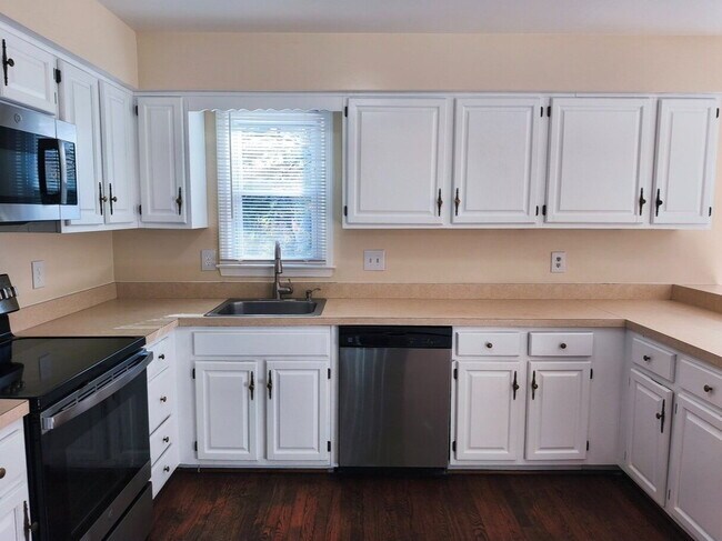 Foto del edificio - Charming Fair Woods Townhome Awaits