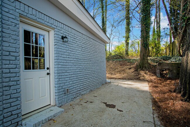 Building Photo - 3147 Bay Street