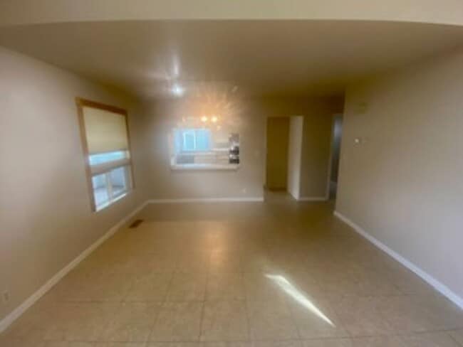 Foto del edificio - Three Bedroom Two and a Half Bath Home in the South Reno Crystal Lake Area