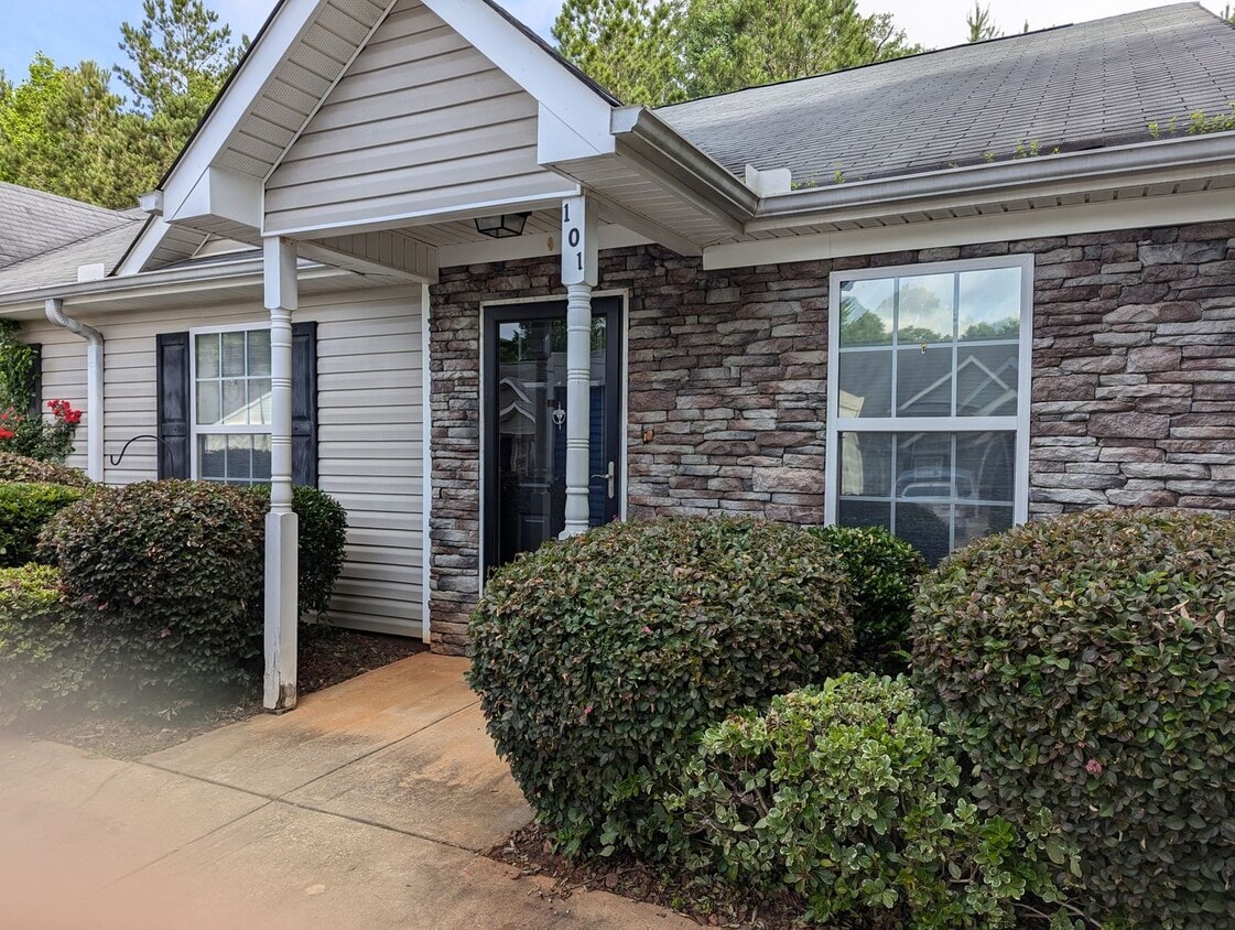 Primary Photo - Nice Two Bedroom Duplex In A Great Location!