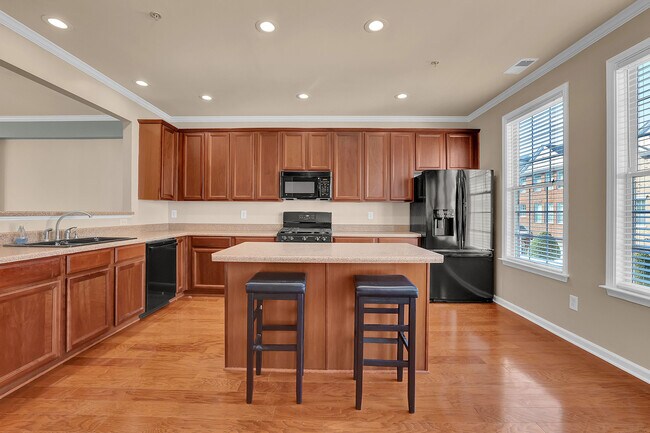 Building Photo - 4721 Creekside Villas Way