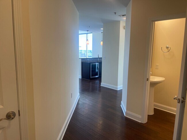 Building Photo - Spacious 2 Bedroom Corner Unit in Sought After Luxurious Highrise