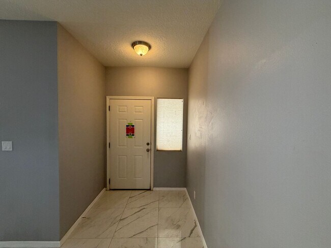 Foto del edificio - Beautiful Luxury Single Story Town Home Available Near Coors Blvd NW & Dellyne Ave NW!