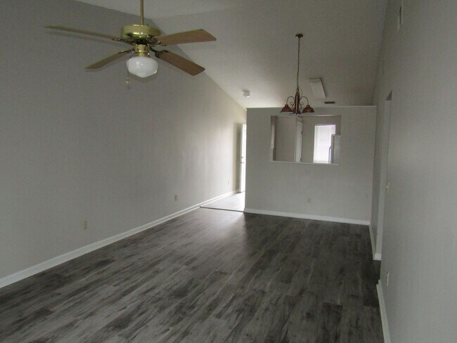 Building Photo - 910 Brett Dr