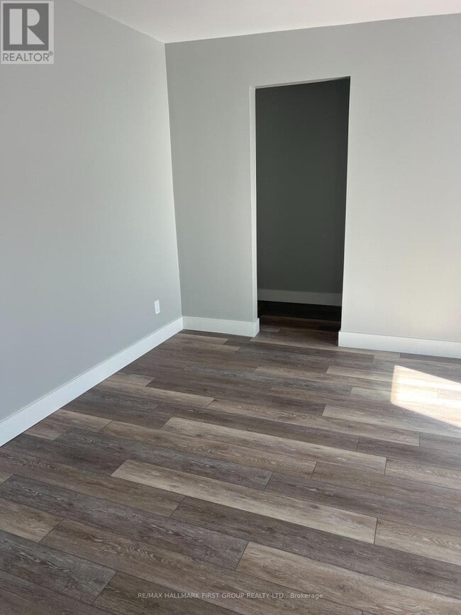 Building Photo - 3 Simcoe St S