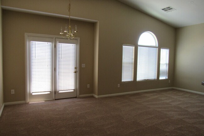 Foto del edificio - AMAZING 2 STORY TOWNHOME LOCATED IN A GATE...