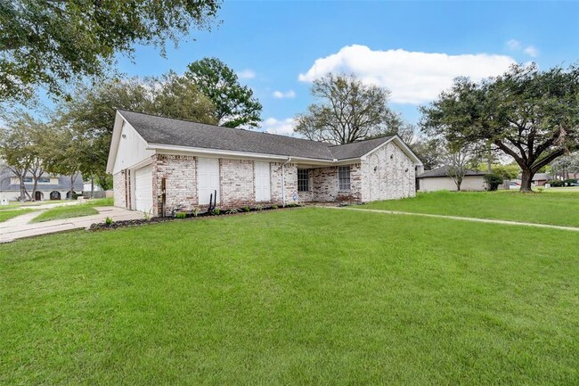 Building Photo - 5918 Darkwood Dr