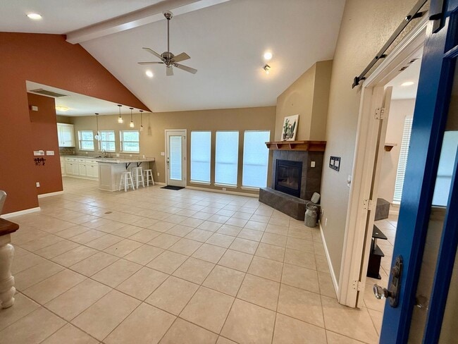 Foto del edificio - Peaceful country living on 10 acres!