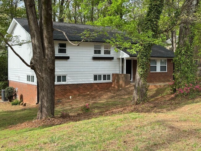 Building Photo - $2,450/month | 4 Bed | 2.5 Bath | 2,046 Sq Ft